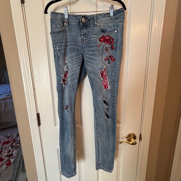 Harmony & Havoc Embroderied Blue Jeans with Red Floral Design Junior’s Size 9 - Picture 2 of 8